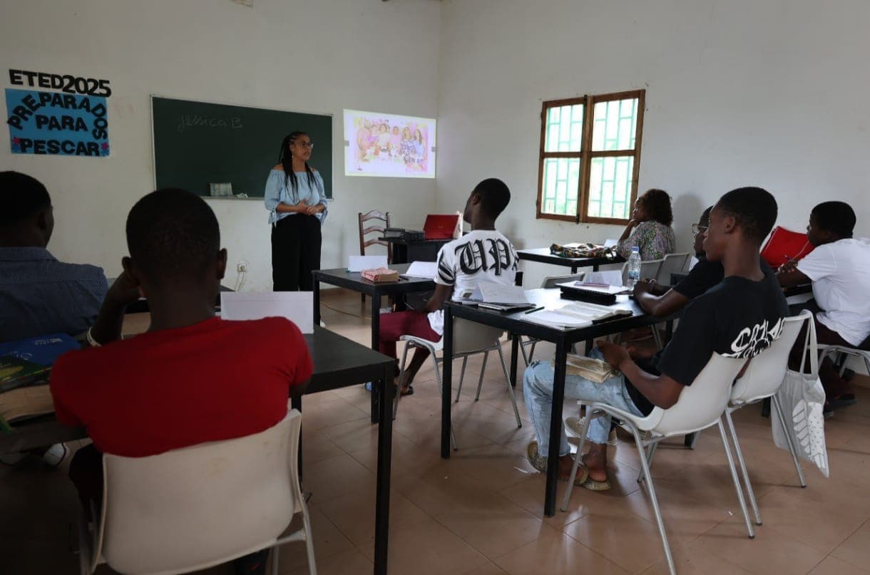 Momento de ensino no campo missionário